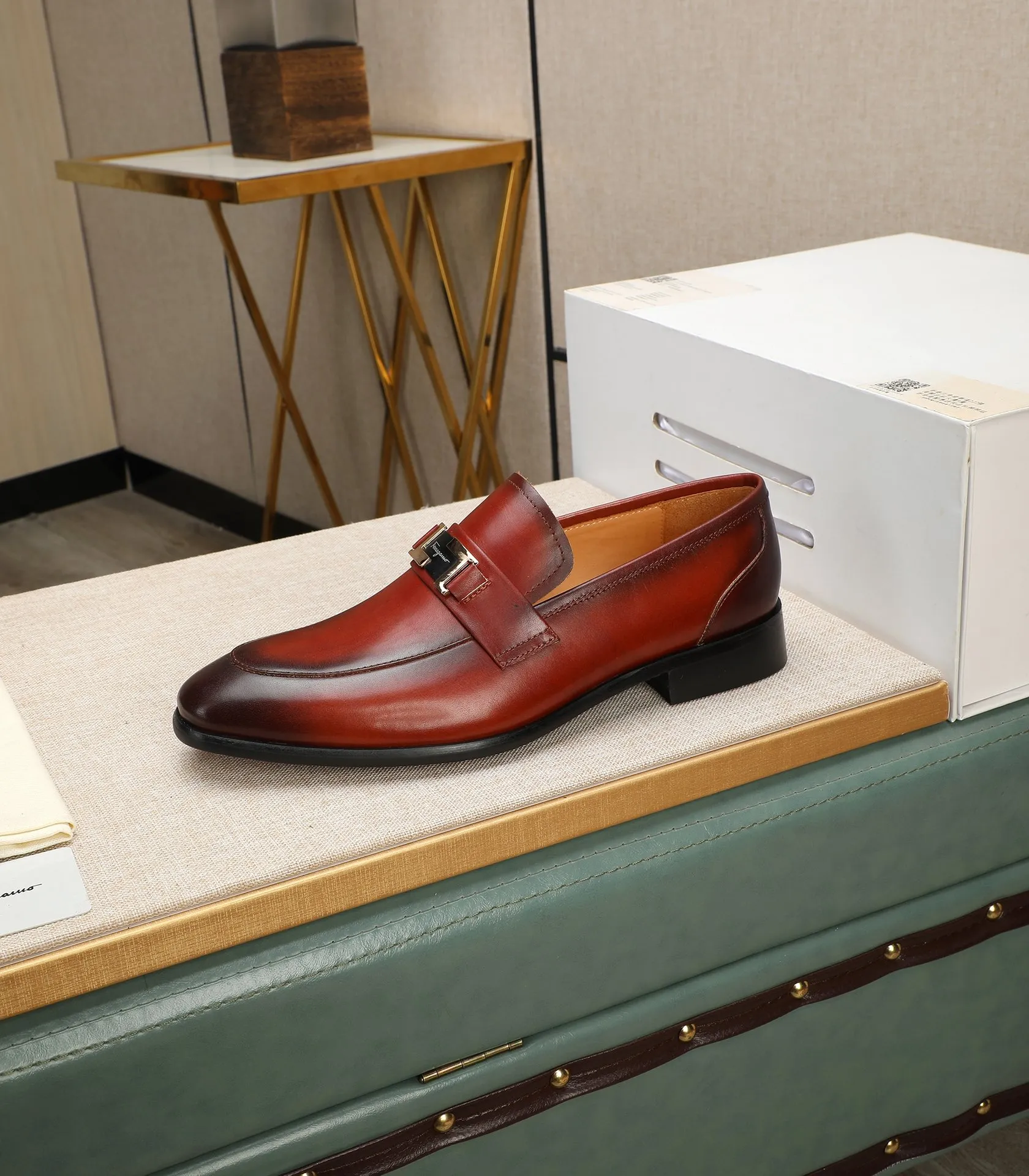 Men's shoes 💰540📛📛(water-dyed cowhide) Salvatore Ferragamo high-end (Salvatore Ferragamo) is the world's top luxury footwear brand. It comes from the fashion kingdom of Italy and is famous all over the world for its traditional handmade design and novel styles...🚶🏻🚶🏻New suit shoes are available simultaneously at the counter. This model is purely handmade. The fabric is imported from Italy's original first-layer cowhide. Soft water-dyed cowhide lining. Original authentic outsole🌀🌀Size: 38➖44 (45 customized)